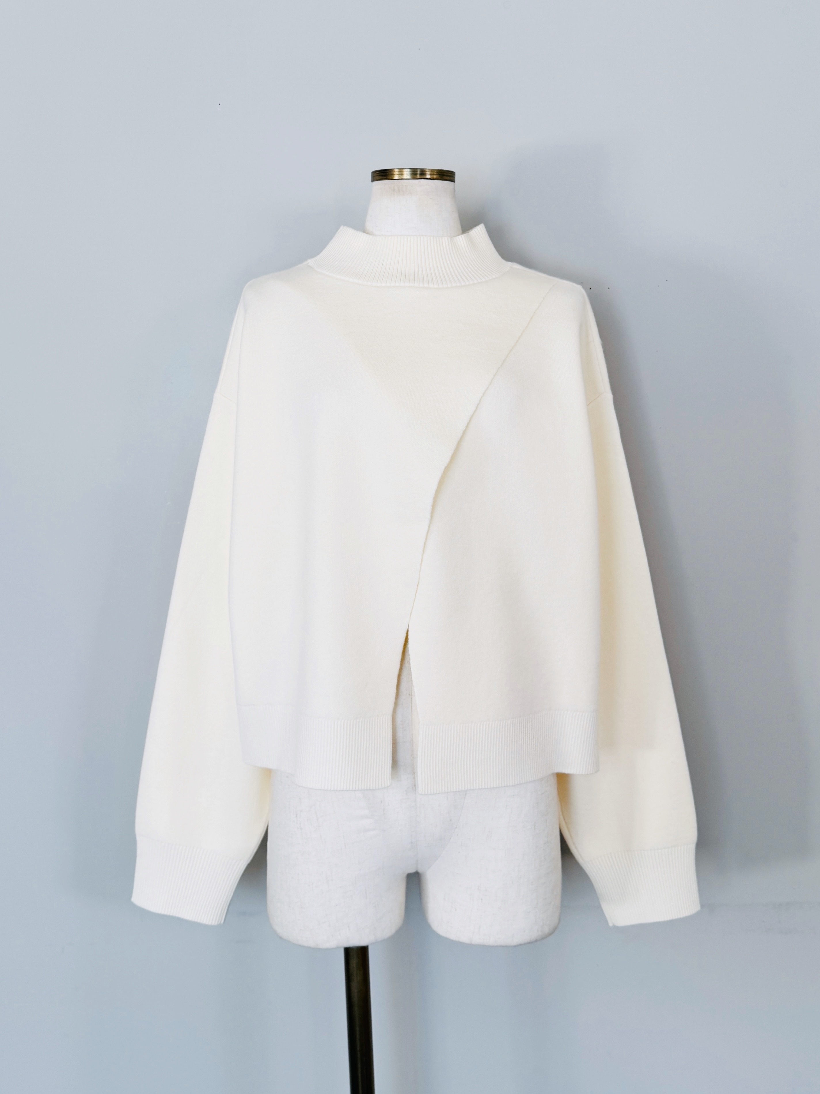 SELECT(セレクト)　前後2wayバックスリットハイネックニットトップス