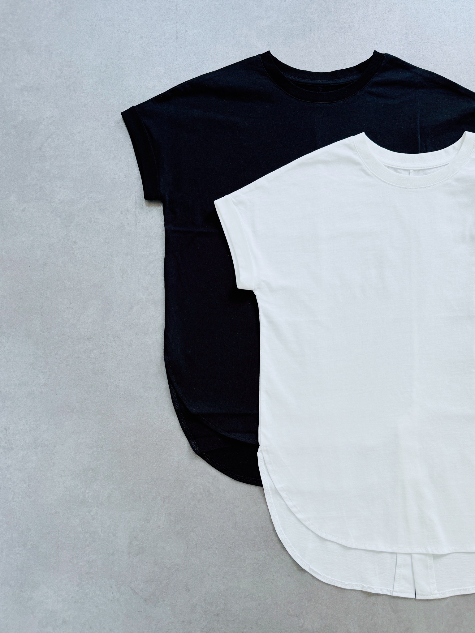 今期商品画像は上記写真となります。モデル着用写真と前身頃の裾の使用が異なります。