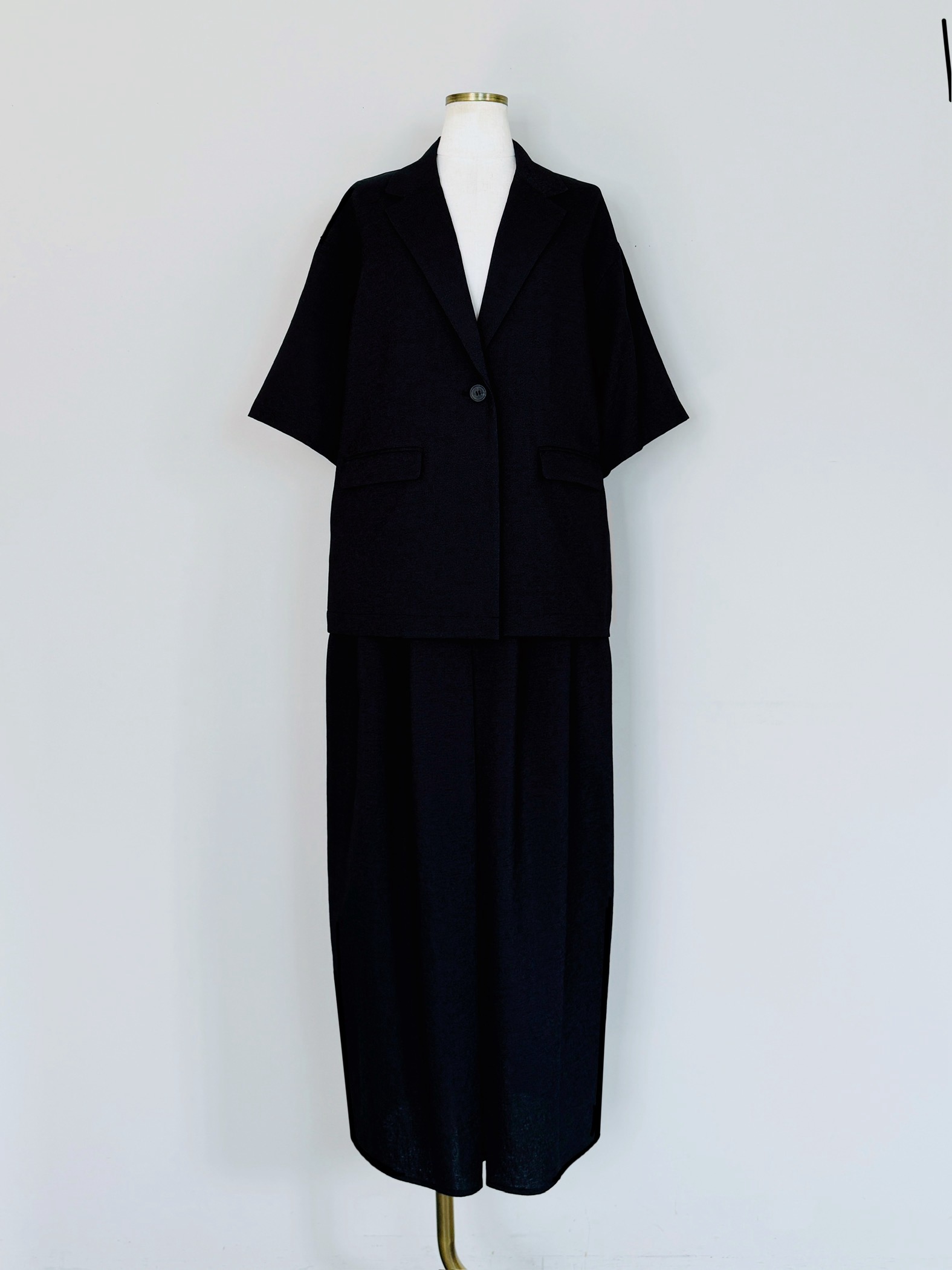 deres デレス 11th Patricia リネンジャケット 黒 パウダリーストレッチ紺 テーラードジャケット セットアップ着用