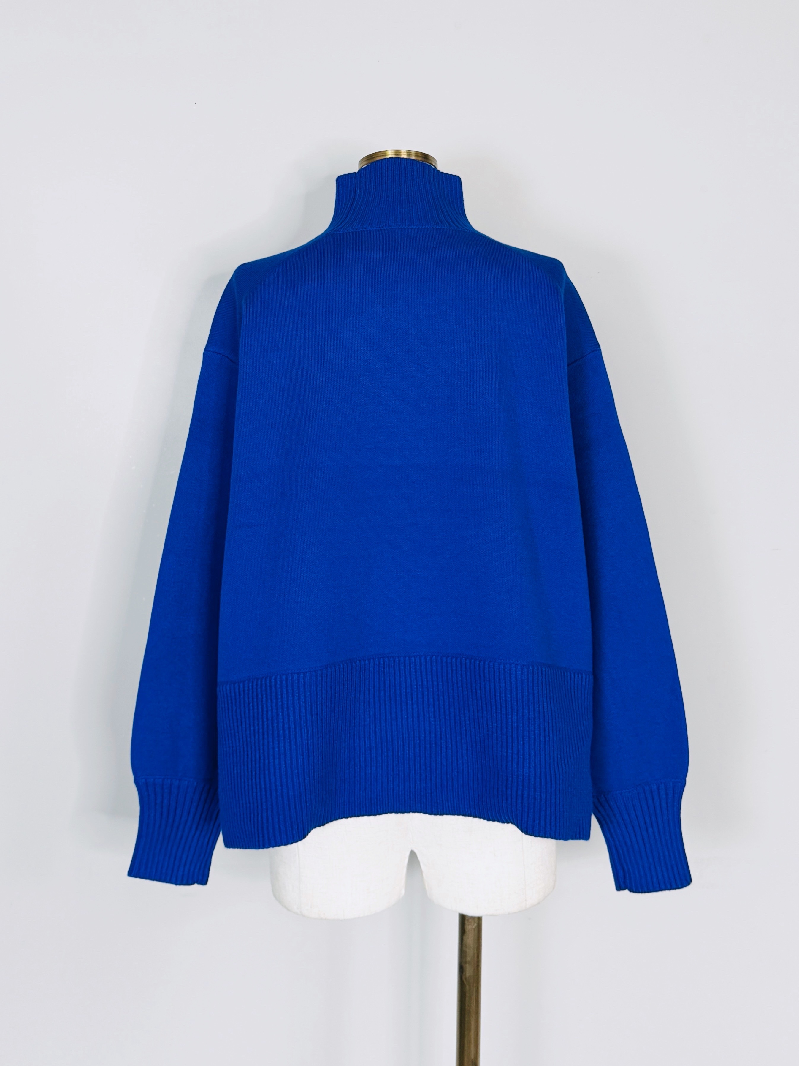 青いハイネックニットウェア SELECT(セレクト) 前後差ハイネックニットプルオーバー｜Praise