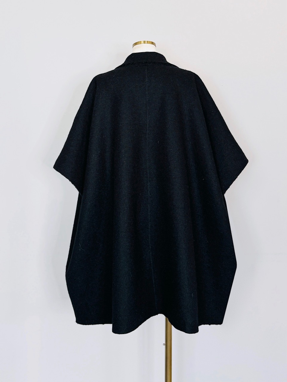 美品⭐︎chouchouセレクト　ポンチノーカラーハーフコート　ブラック SELECT(セレクト) リバーシブルボアスライバーポンチョコート｜Praise