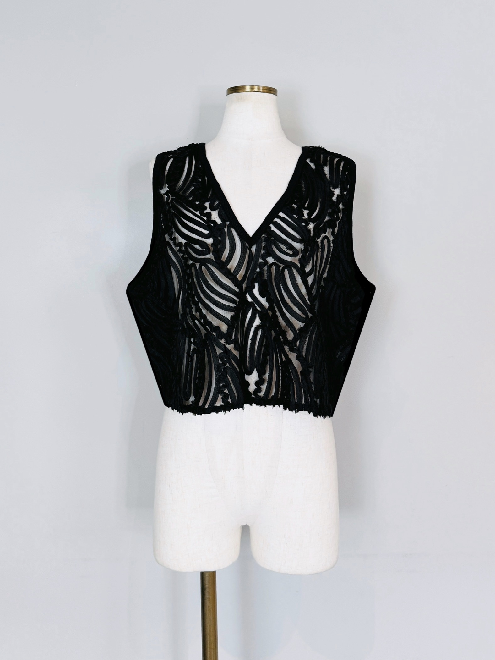 SELECT(セレクト) 異素材Vネックテープ刺繍ベスト 50-7900｜Praise 
