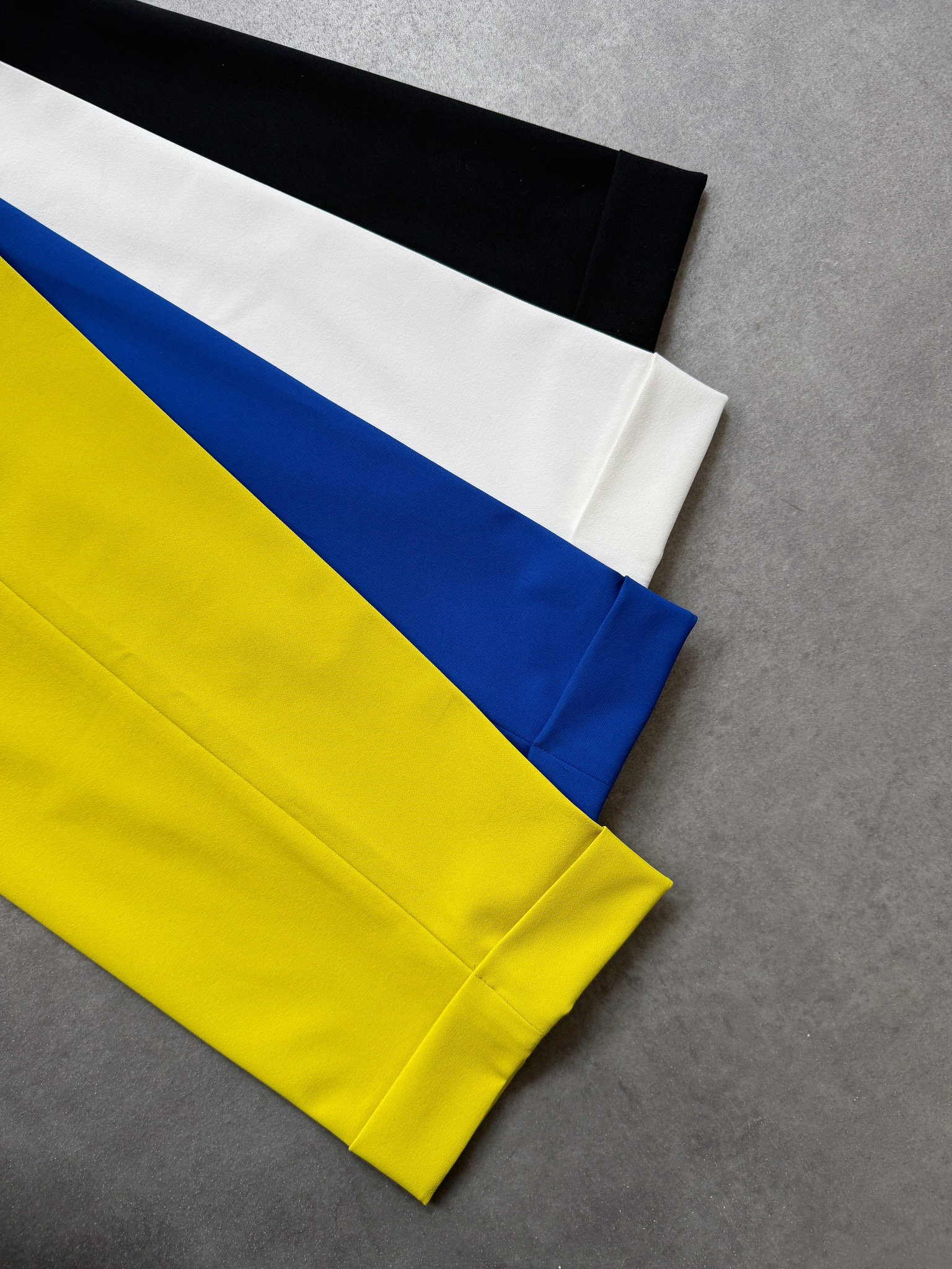 SELECT(セレクト) センタープレストラックパンツ｜Praise / trois