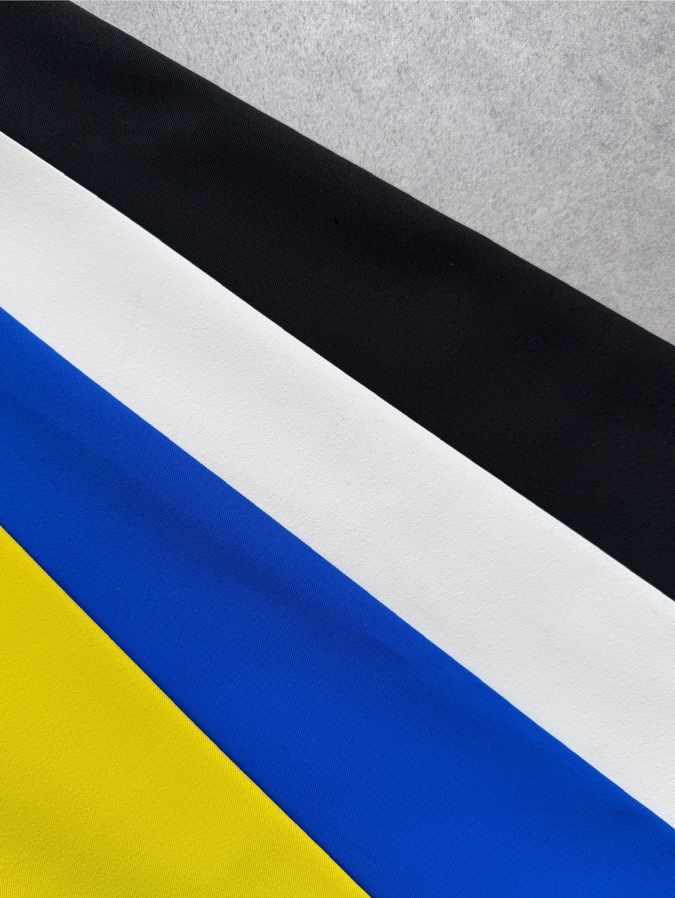 SELECT(セレクト) センタープレストラックパンツ｜Praise / trois