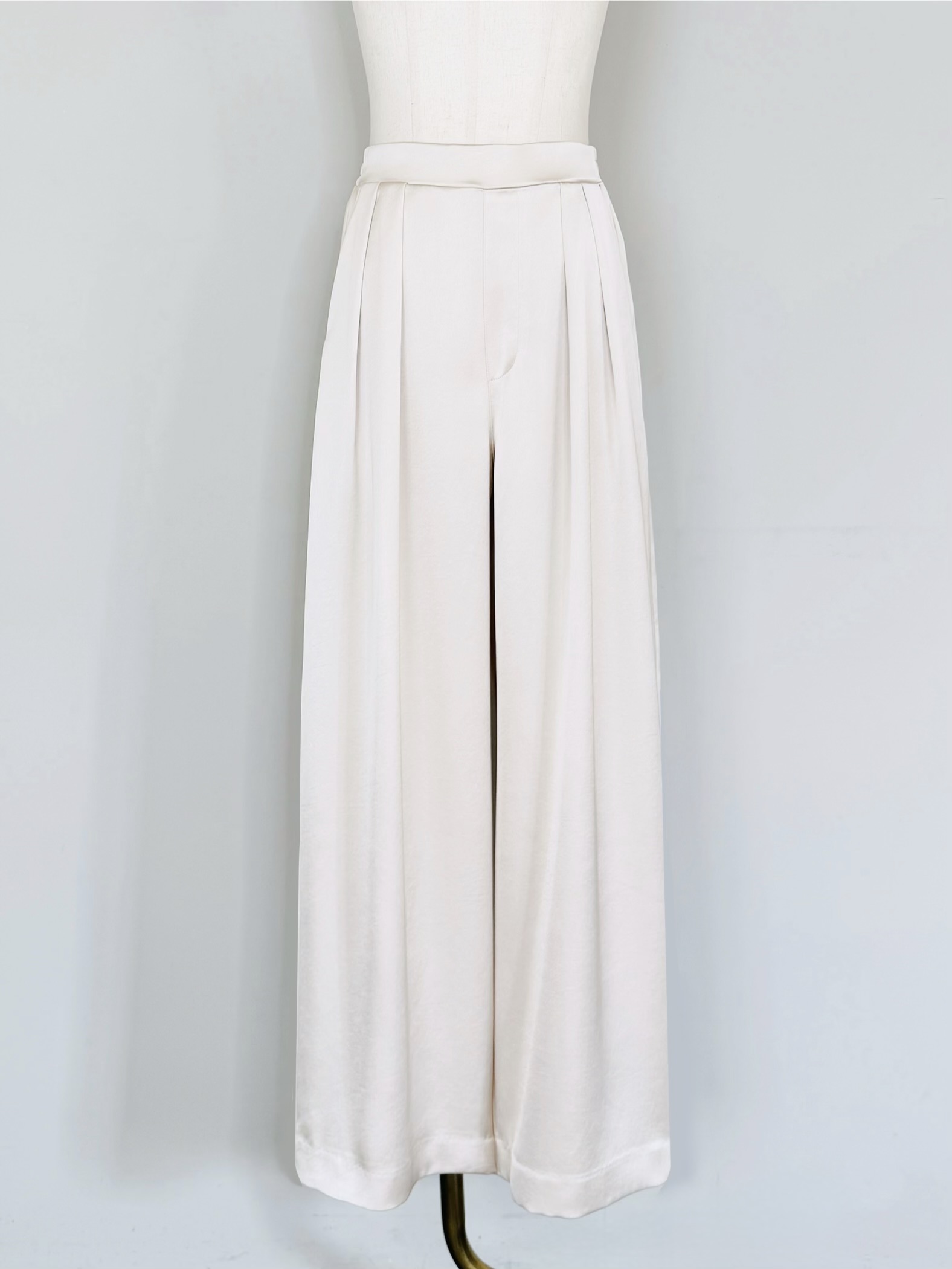 SHES(シーズ)   別注サテンハイウエストストレートパンツ